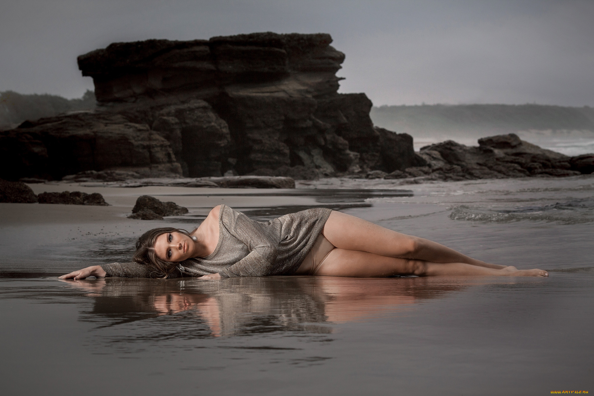 Девушка в воде и песке